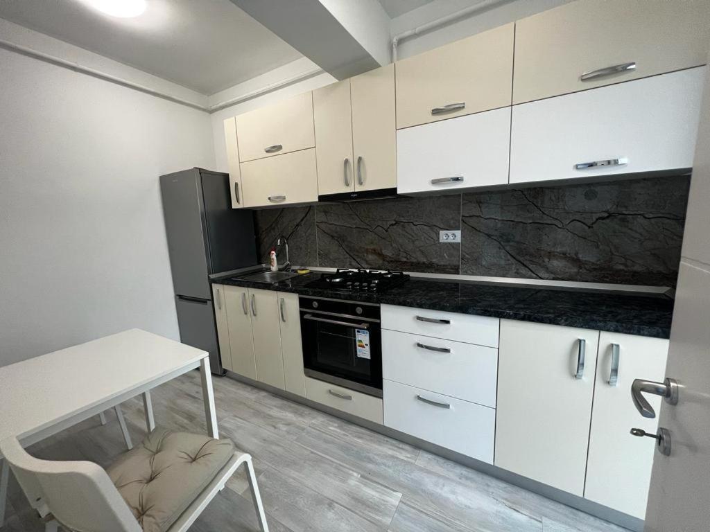 Cozy Accommodation Central City - Iasi Bagian luar foto